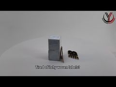 Μια πιο προσεκτική ματιά: Στρογγυλό λογότυπο CK 3D σιλικόνης σε ρούχα Μονόχρωμο γυαλιστερό ανασηκωμένο