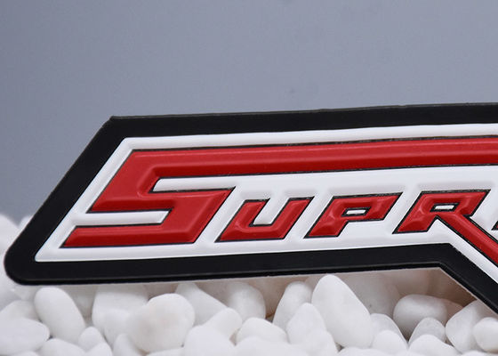 TPU αποτύπωσε τις δίχρωμες ετικέτες ιματισμού μεταφοράς θερμότητας με το αυξημένο λογότυπο σε ανάγλυφο