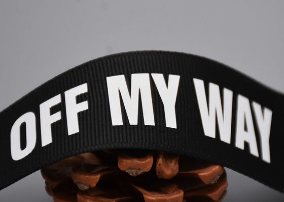 Η συνήθεια 20mm ιματισμού μαύρη Webbing πολυεστέρα άσπρη οθόνη λογότυπων τύπωσε τις ετικέτες