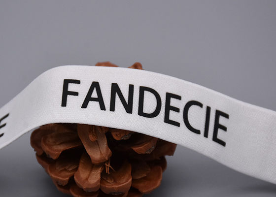 Τα ενδύματα προσάρμοσαν την ελαστική ζώνη που τυπώθηκε με το μαύρο λογότυπο μεταλλινών