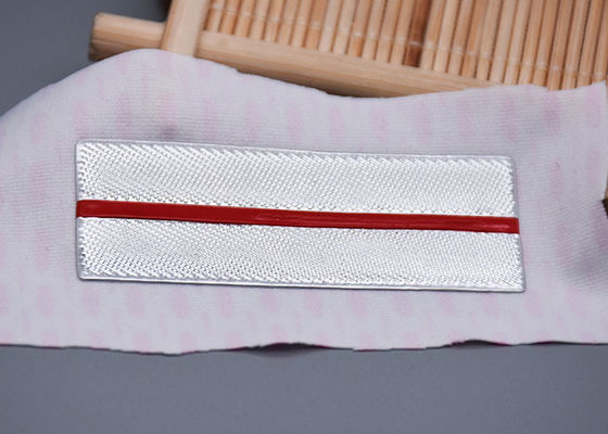 Δίχρωμες Debossed ετικέτες μεταφοράς θερμότητας λογότυπων TPU για τα ενδύματα