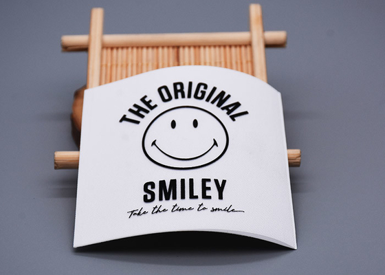 Άσπρο Twill υφαμένο συνήθεια τυπωμένο ετικέτα λογότυπο σιλικόνης για τον ιματισμό